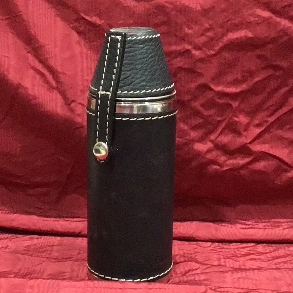 Fossil flask with cups